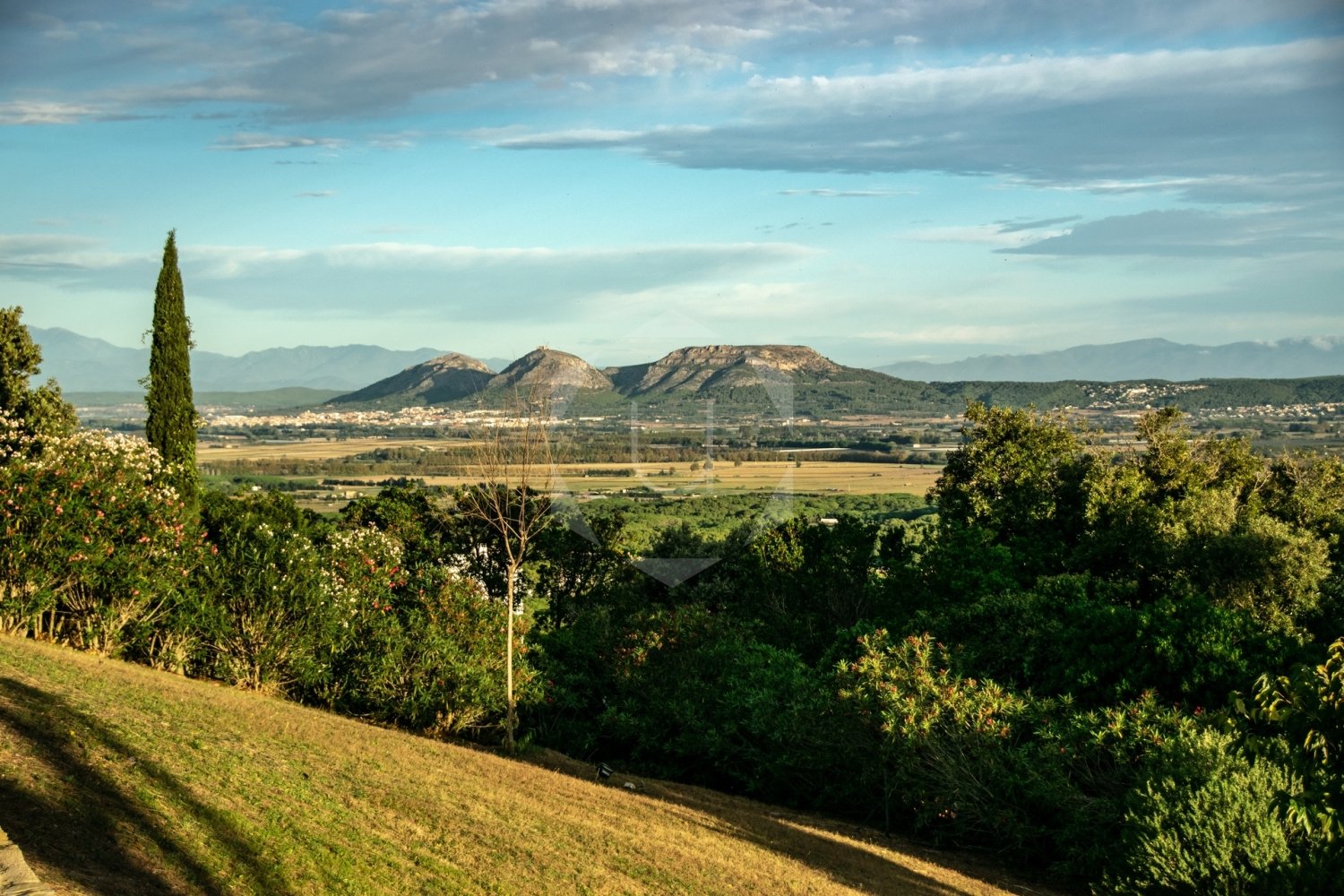 naturaleza y paisaje de la casa rosa dels vents