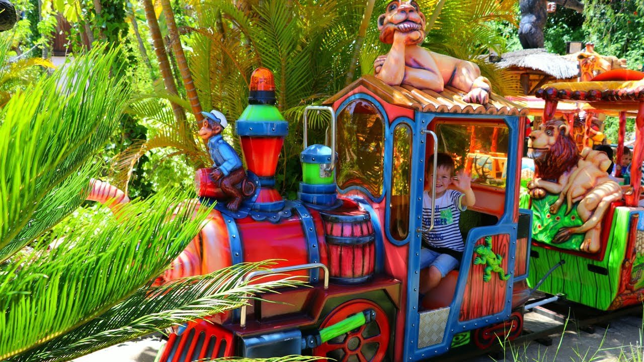 ninos jugando en parque de diversiones