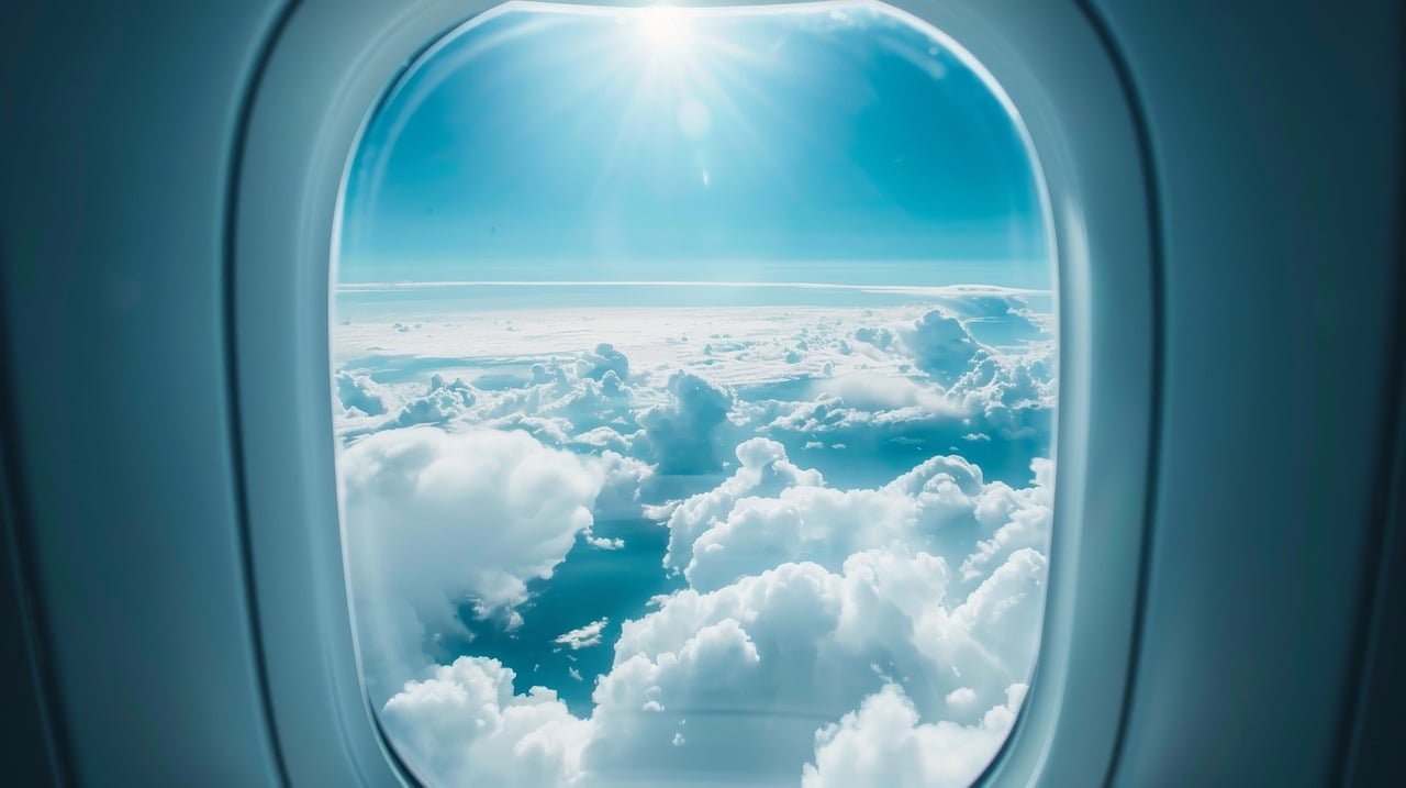 nubes en el cielo sobre un avion