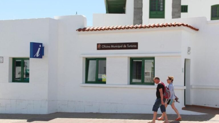 Dónde se encuentra la oficina de Naviera Armas en Playa Blanca