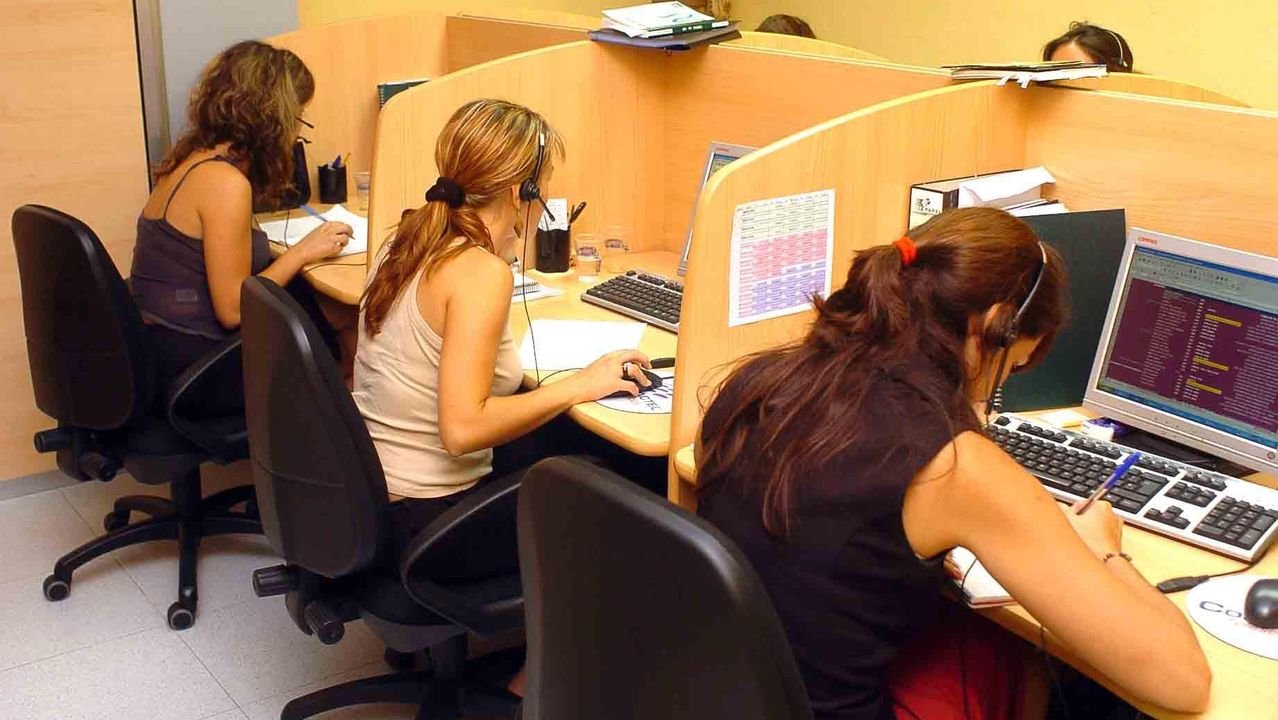 oficina del sepe con personas atendiendo