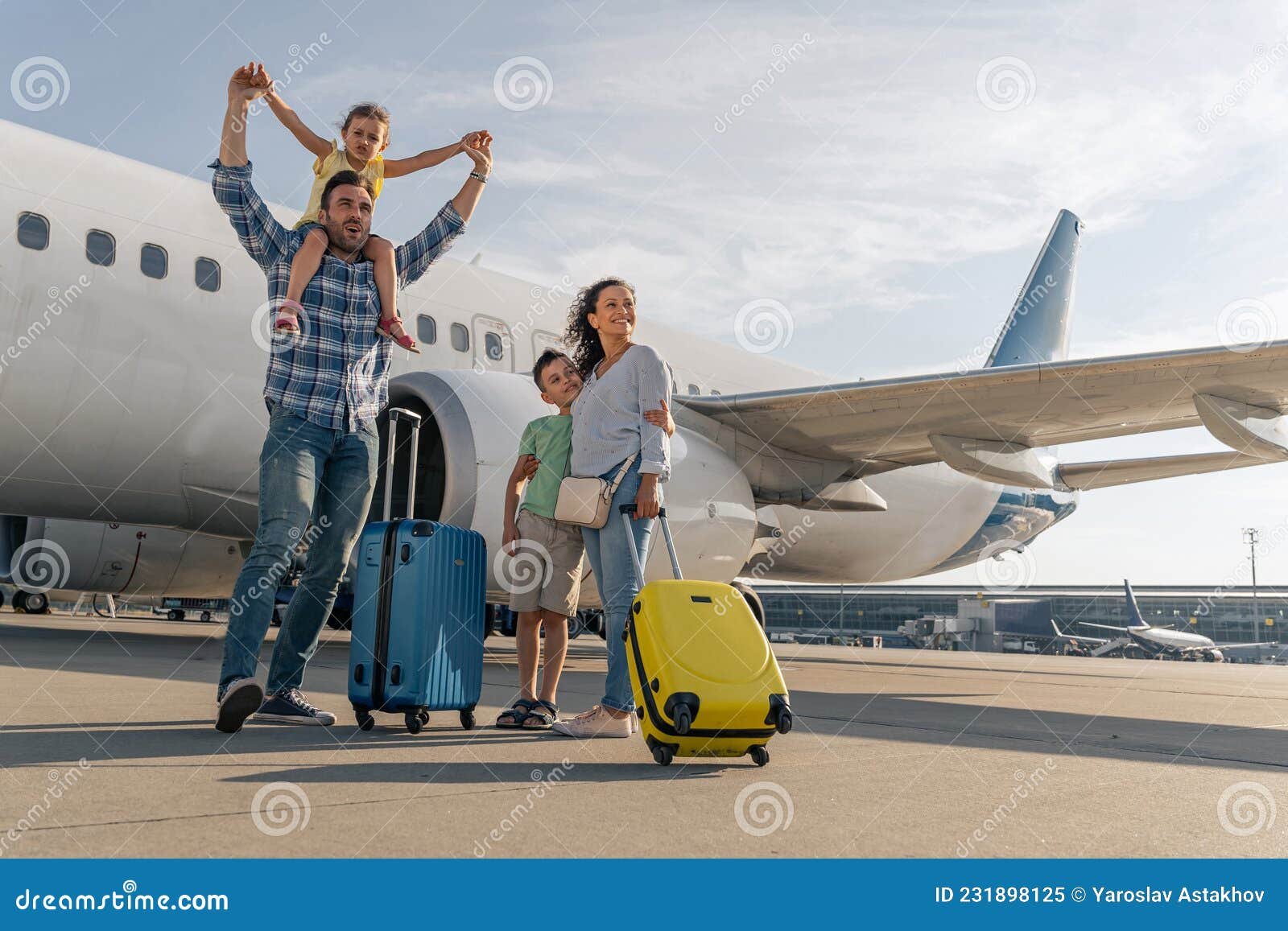 padres e hijos viajando juntos felices