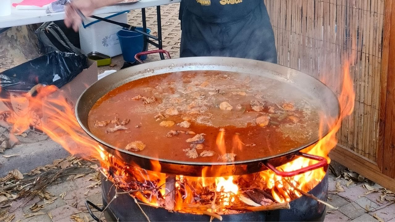 paella al fuego en un restaurante valenciano