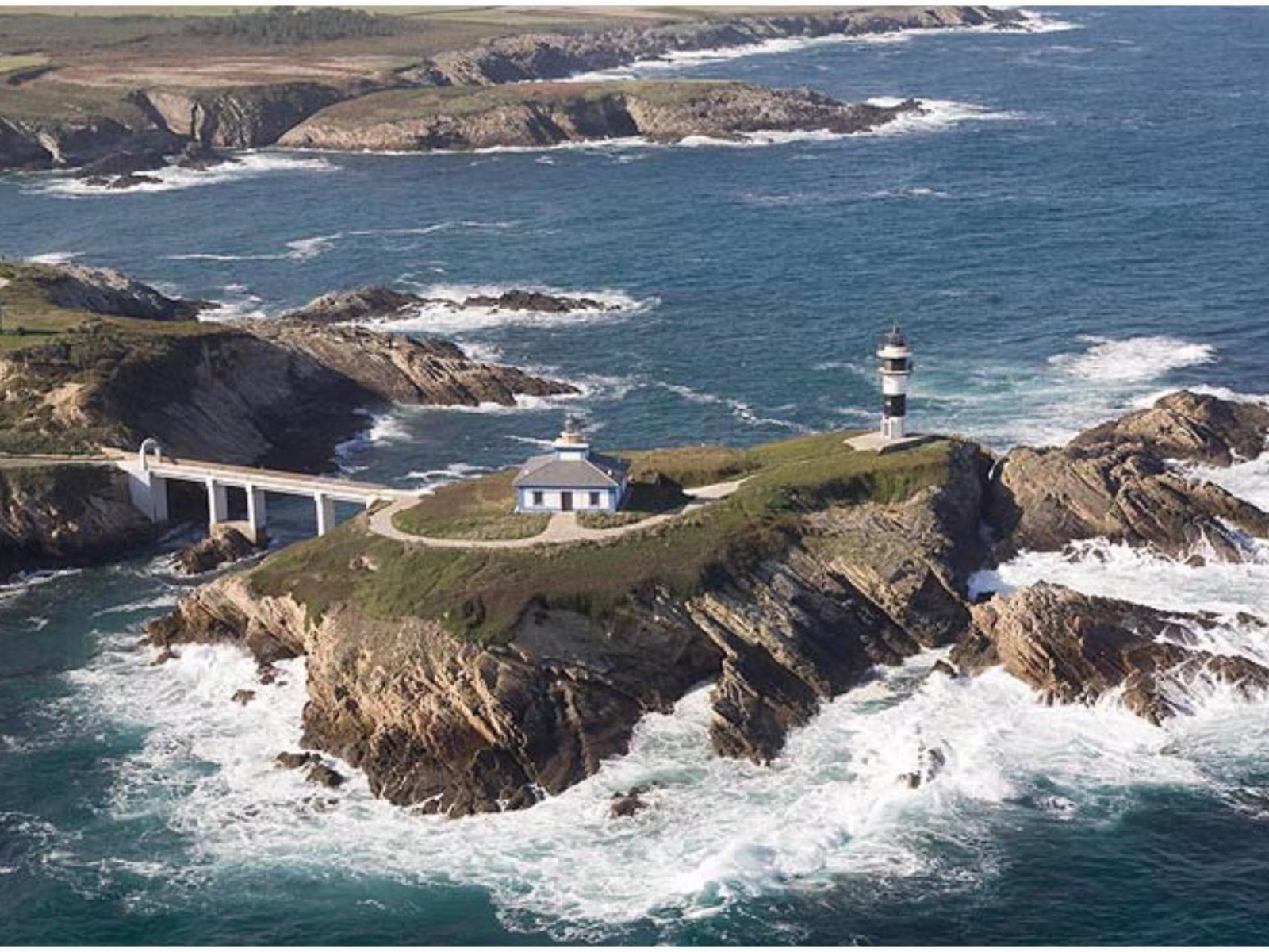 paisaje de faro con alojamientos economicos