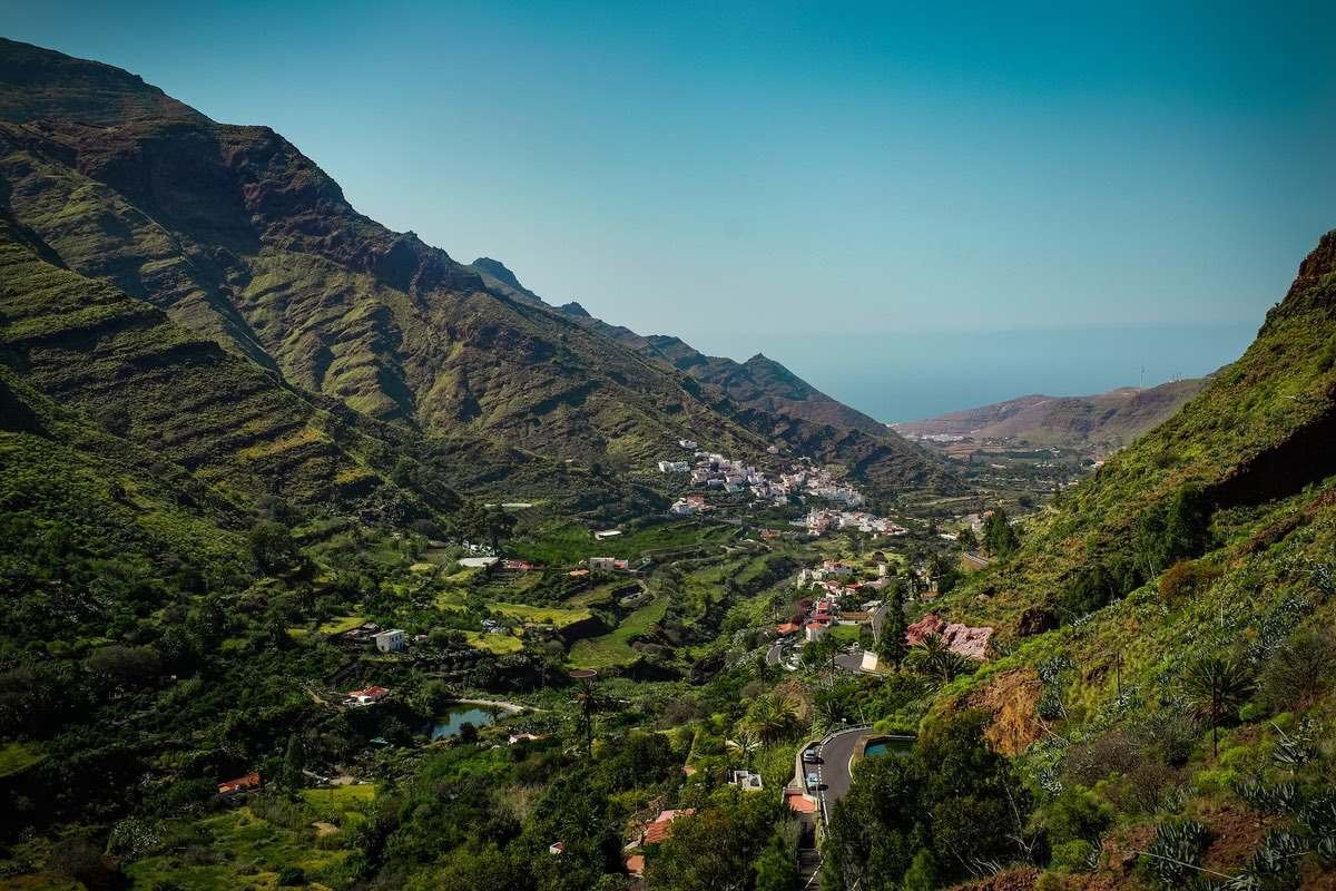 paisaje de gran canaria con coches de alquiler