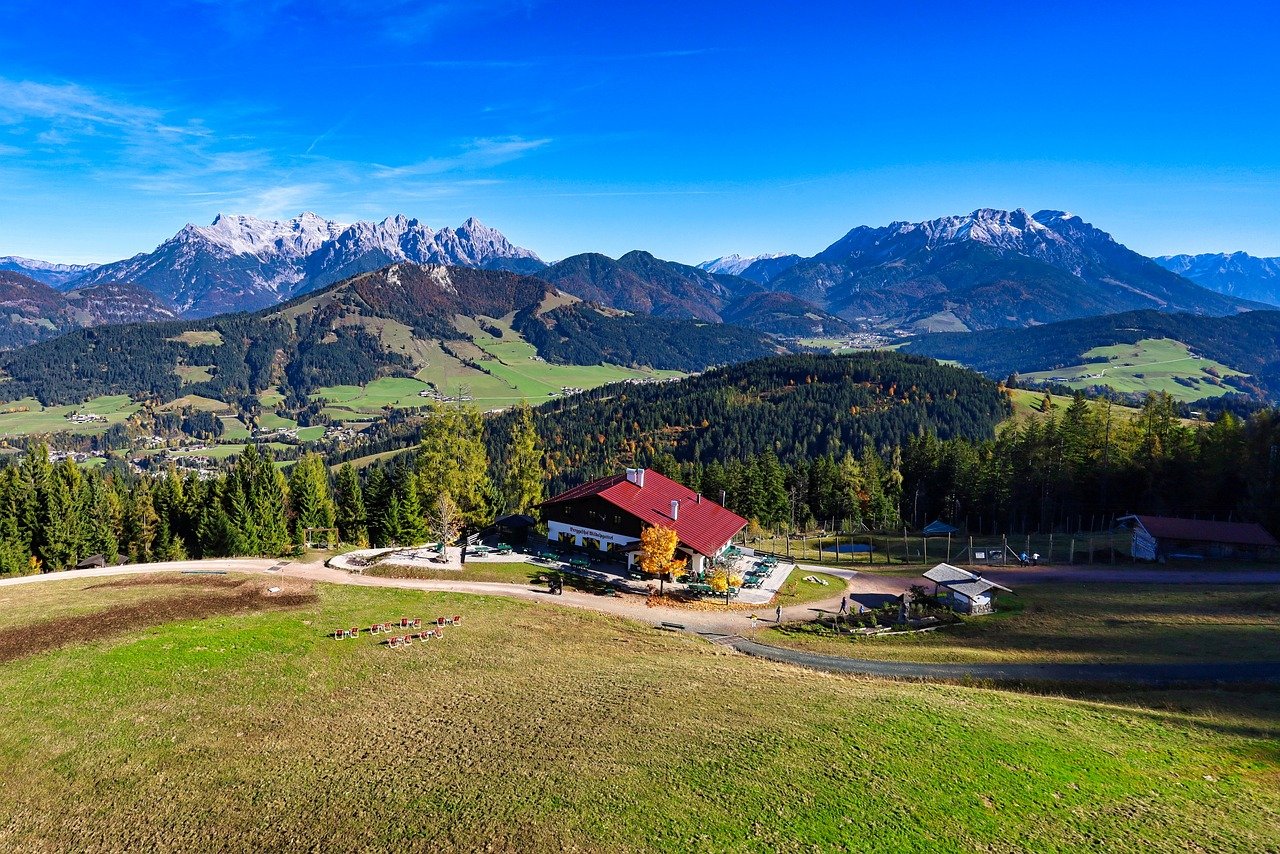 paisaje de montanas y una posada