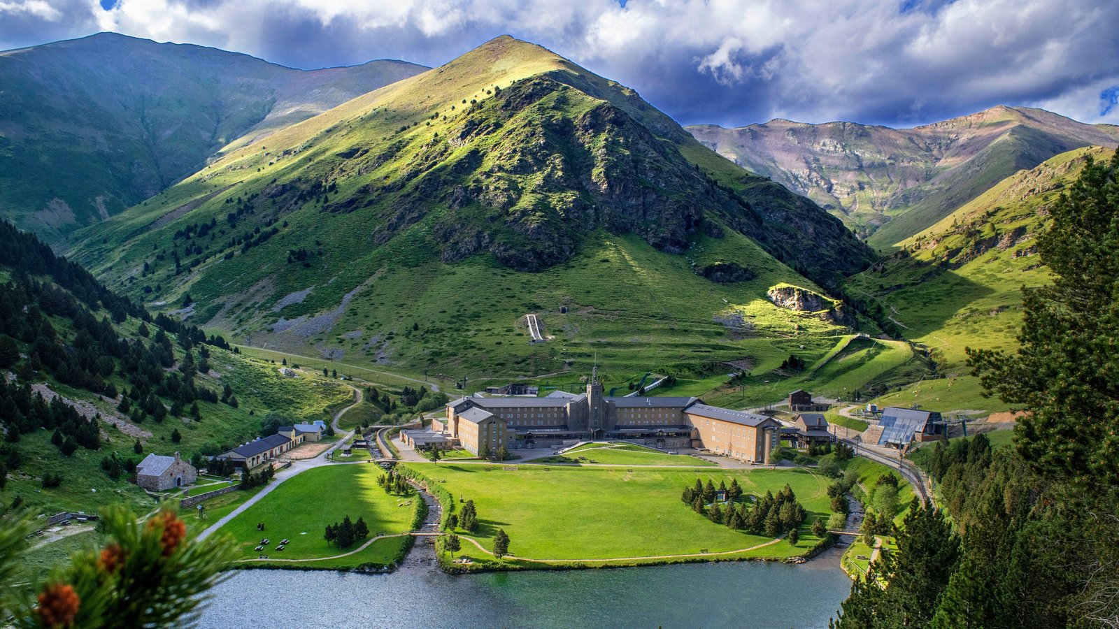 paisaje de vall de nuria con montanas