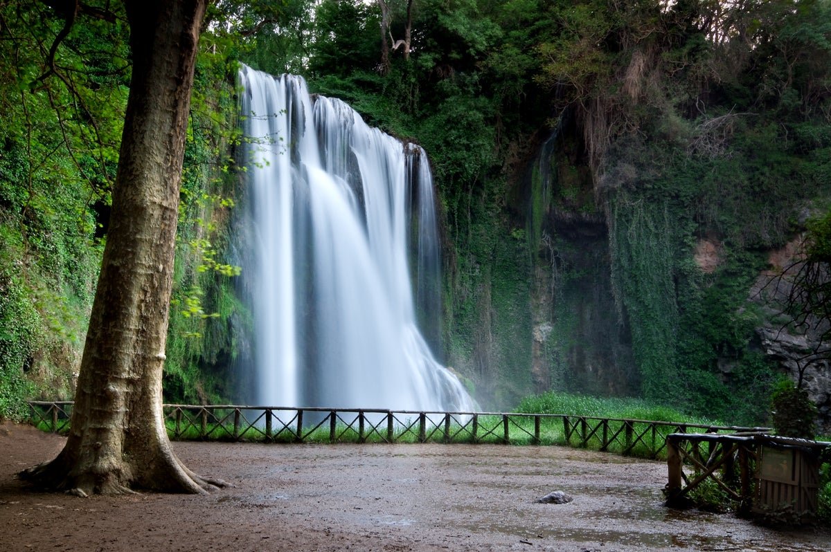 paisaje del monasterio de piedra en primavera