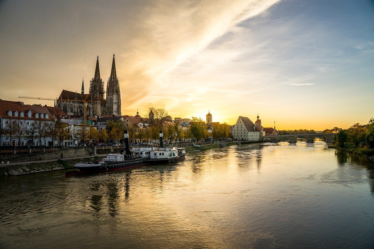 paisaje del rio danubio al atardecer