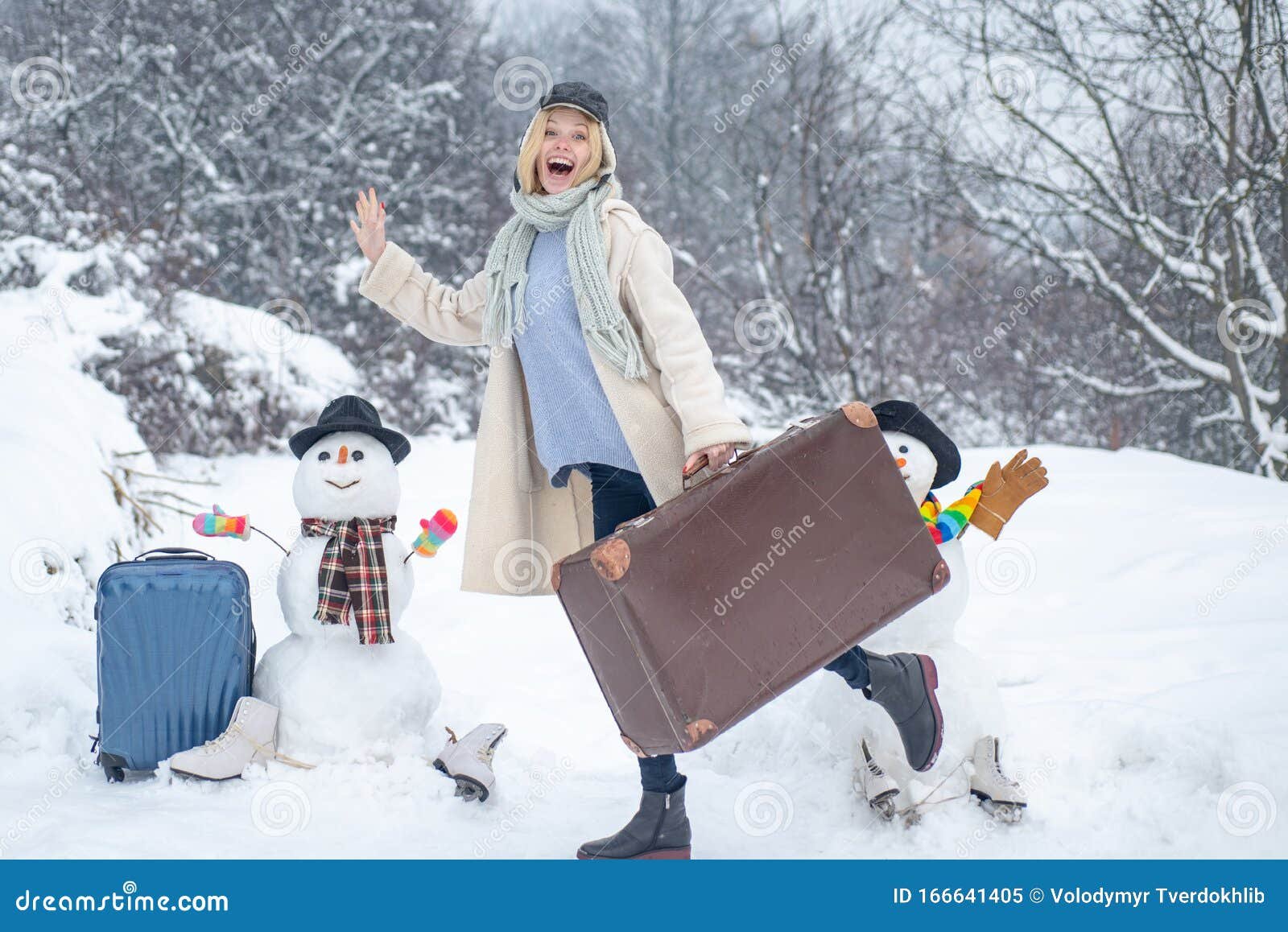 paisaje invernal con gente viajando