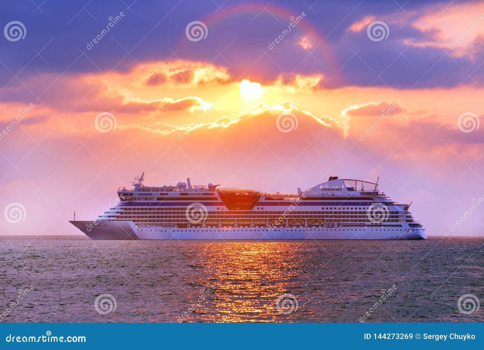 paisaje marino con un crucero de fondo