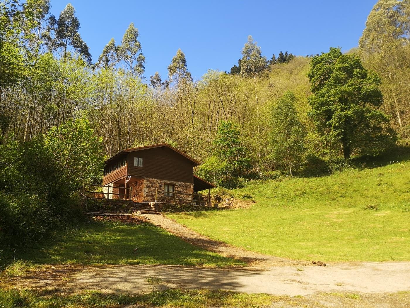 paisaje montanoso con casas rurales acogedoras