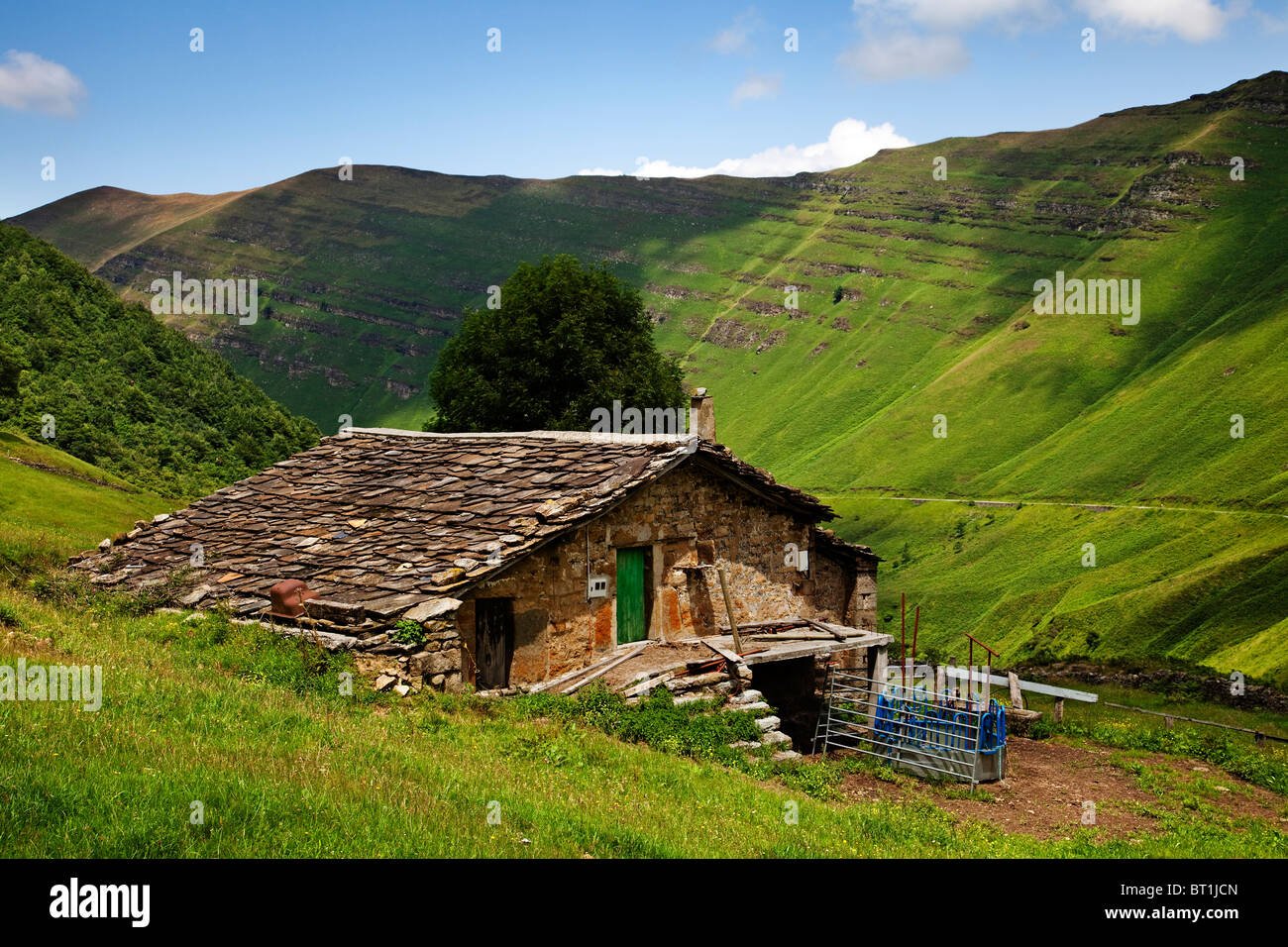 paisaje montanoso con casas rurales