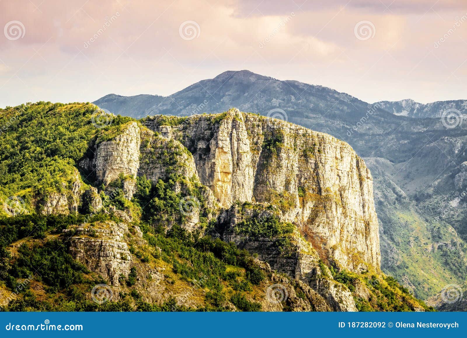 paisaje montanoso de albania y montenegro