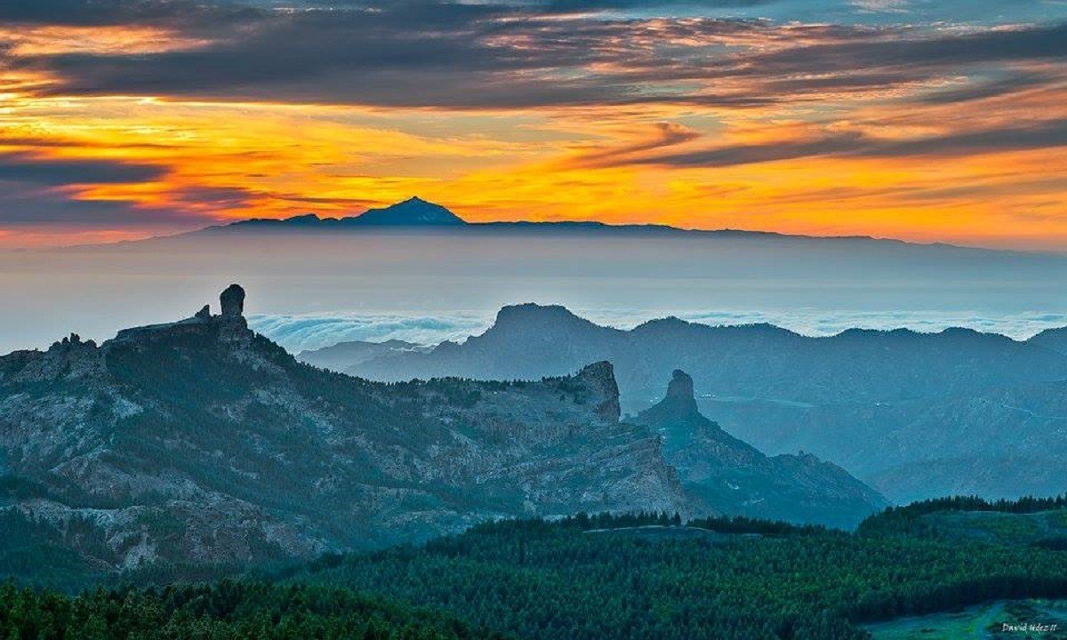 paisaje montanoso de gran canaria al atardecer