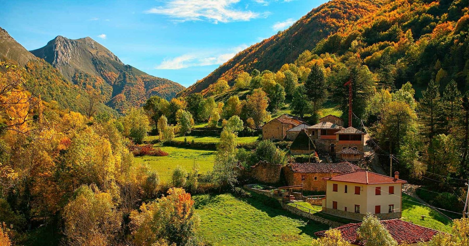 paisaje natural de asturias con casas