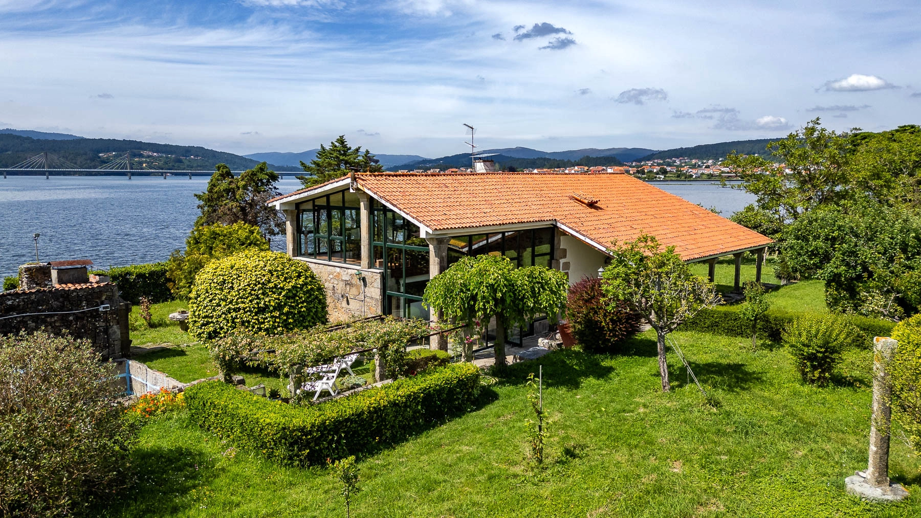 paisaje rural de a coruna con casas