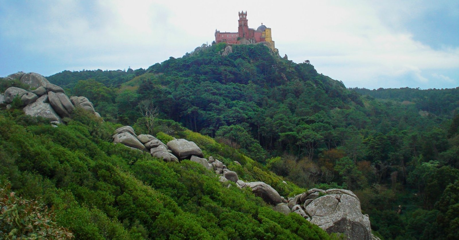 palacio da pena rodeado de naturaleza 1