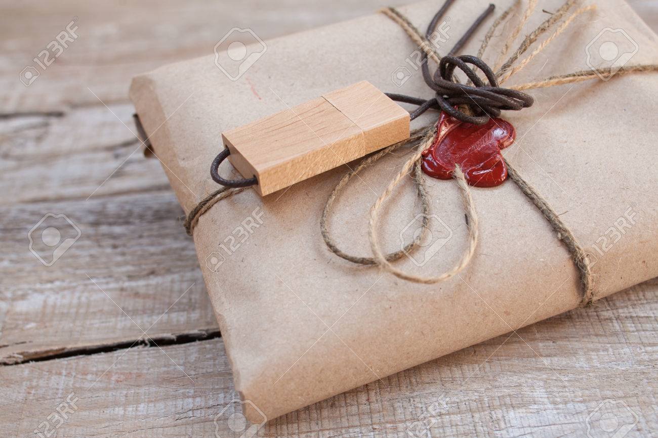 paquete envuelto sobre fondo de madera