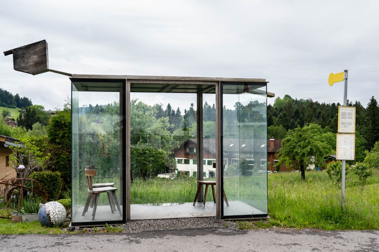 parada de autobus en paisaje natural