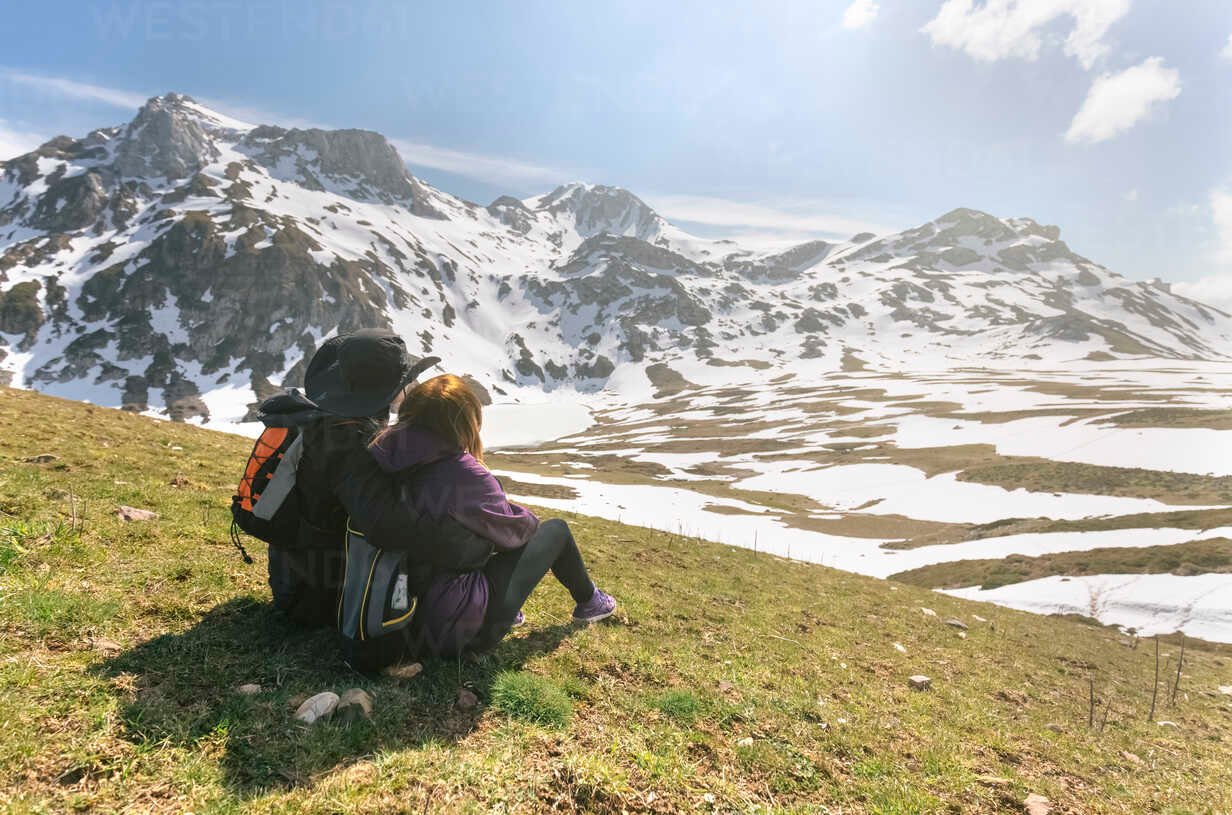pareja disfrutando de un paisaje asturiano