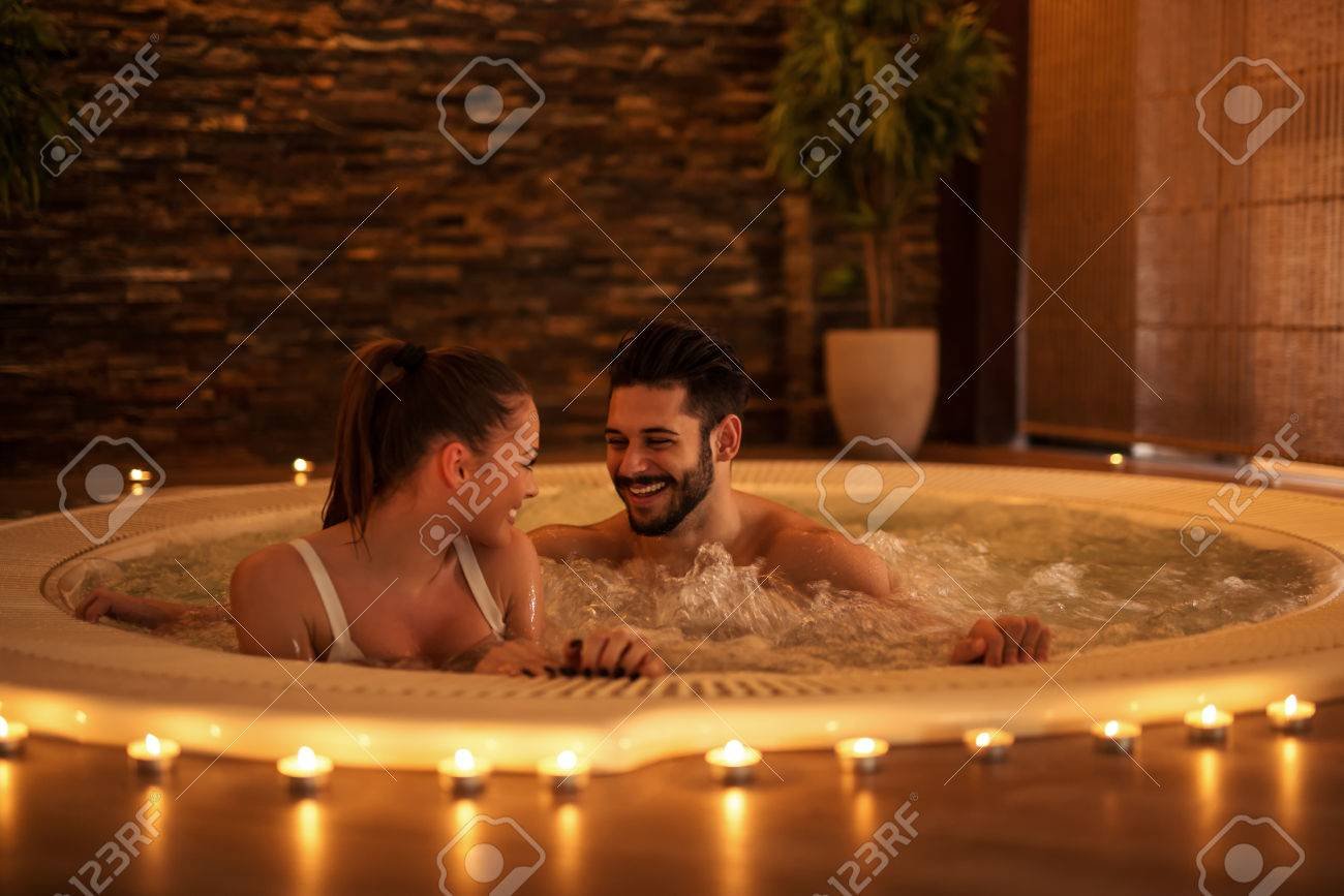 pareja disfrutando de un spa juntos