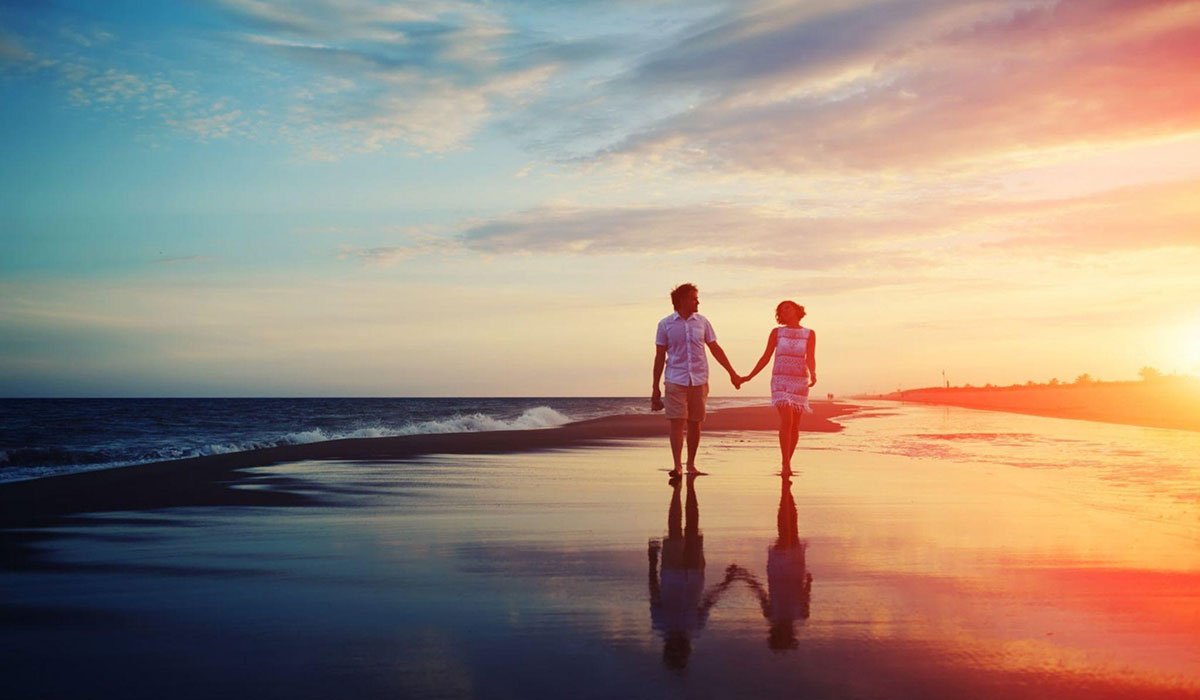pareja disfrutando de una playa paradisiaca