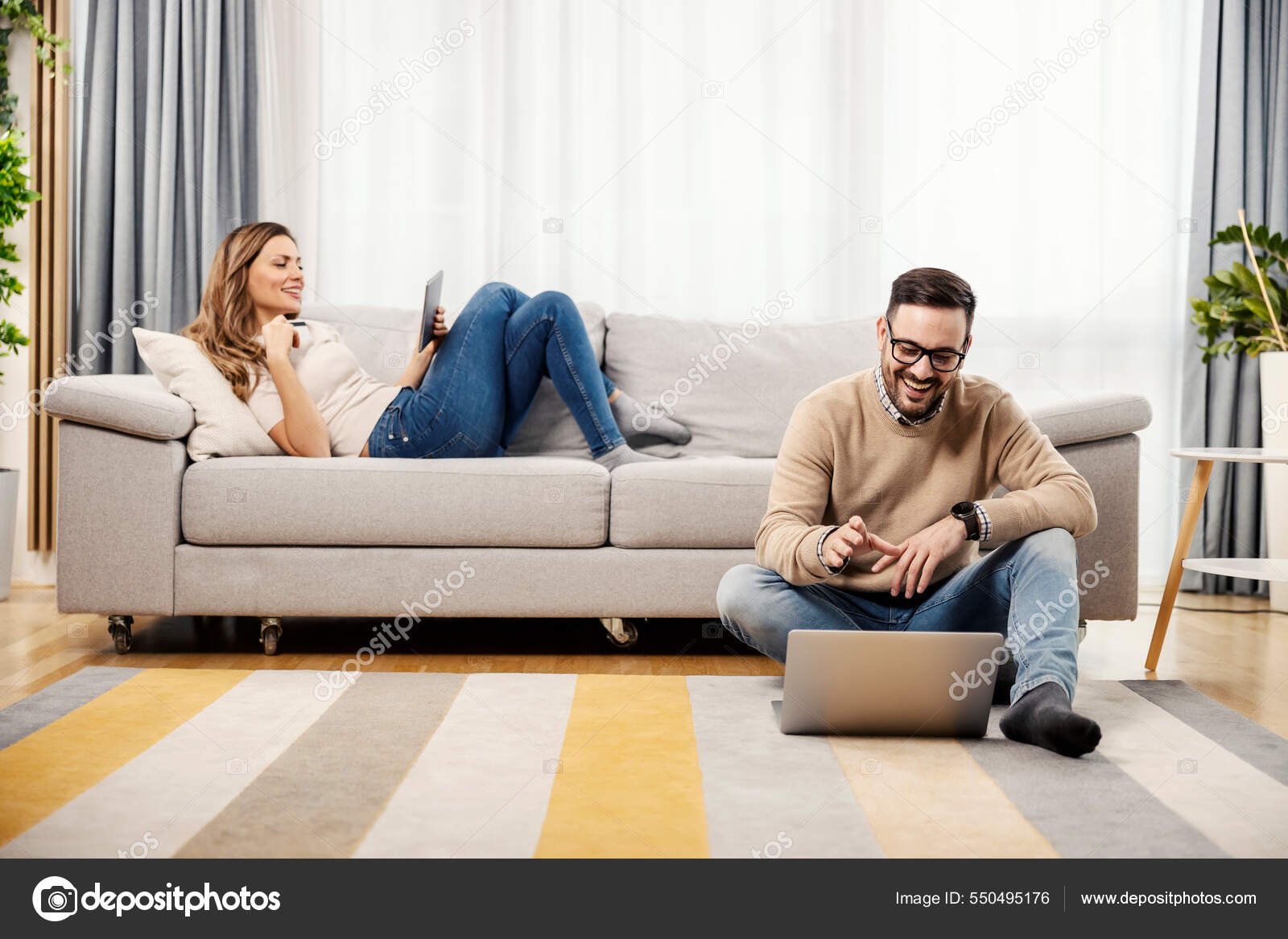 pareja feliz en un hogar acogedor