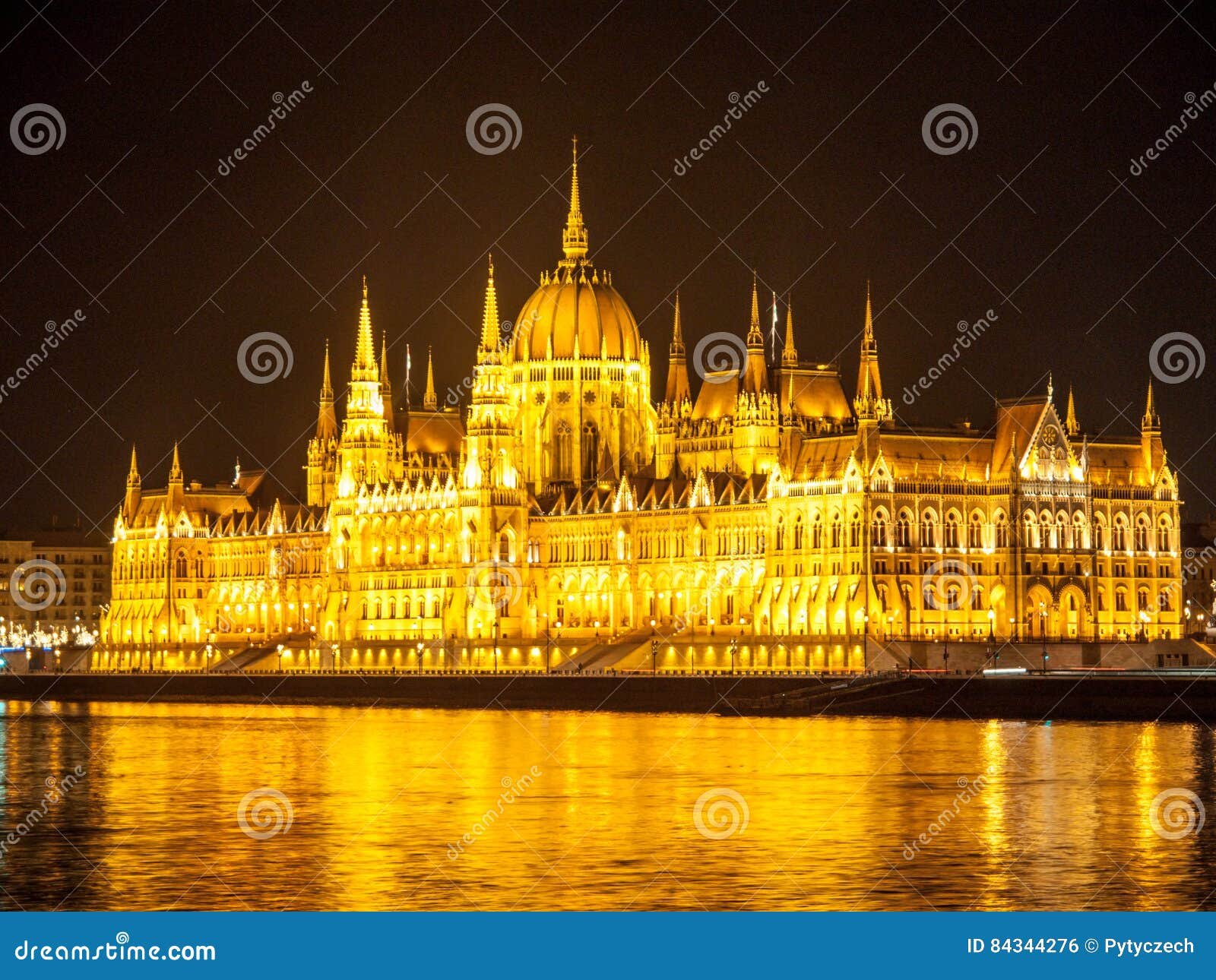 parlamento de budapest iluminado de noche