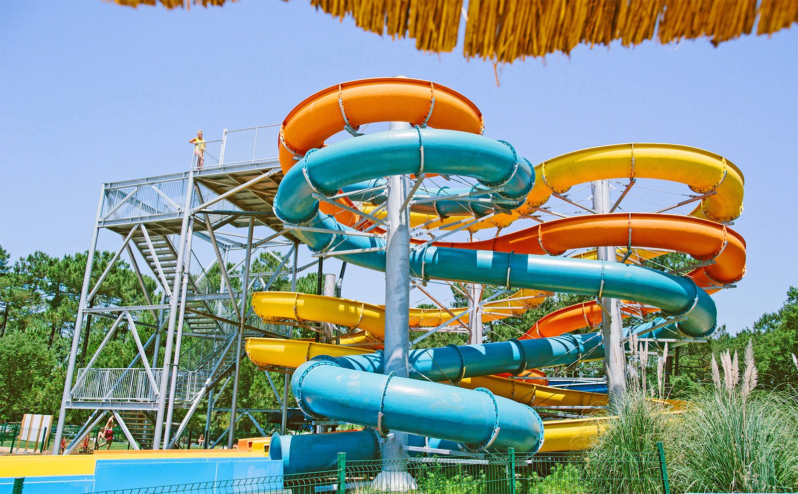 parque acuatico con toboganes y diversion