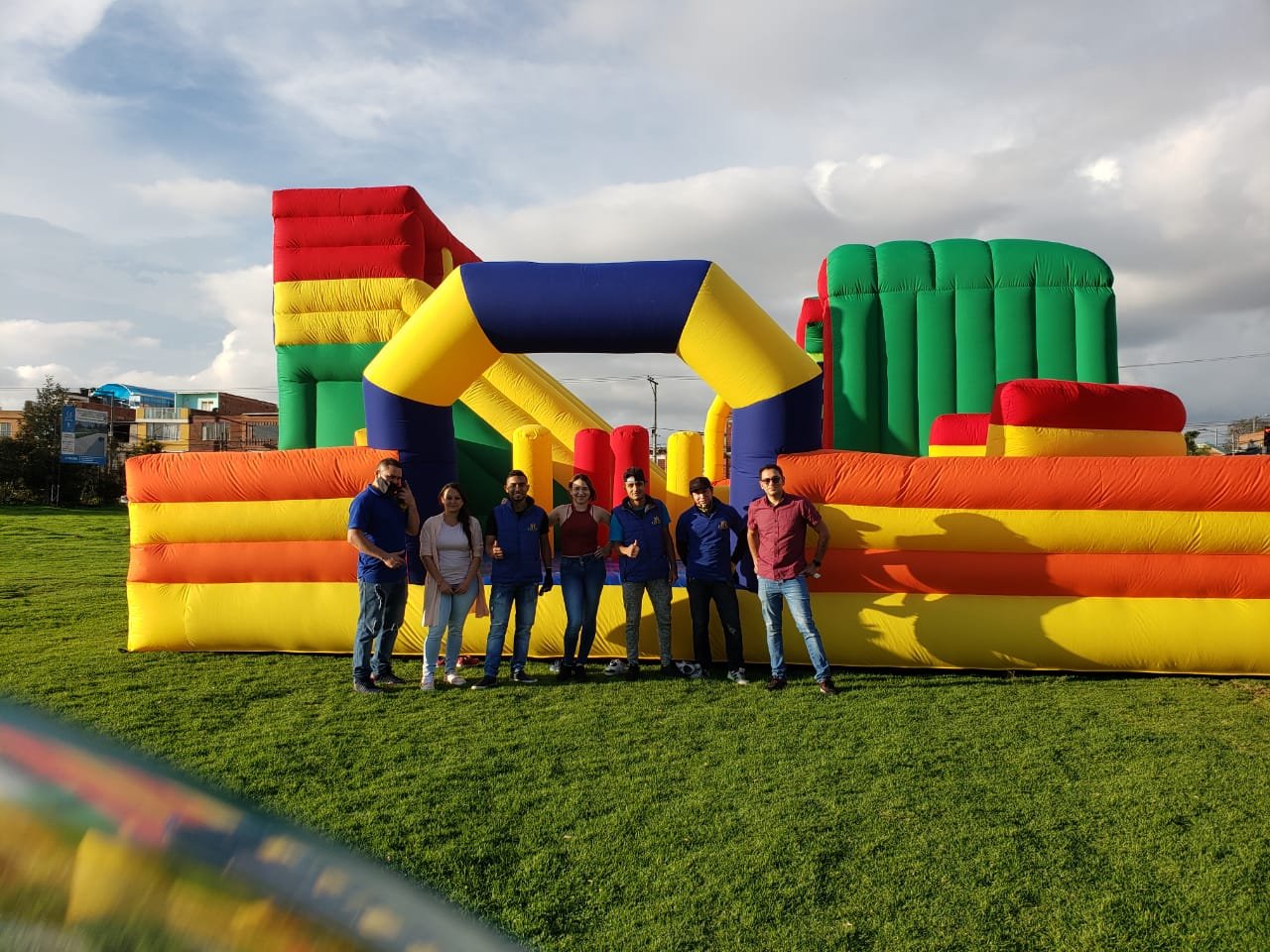 parque hinchable colorido en un campo