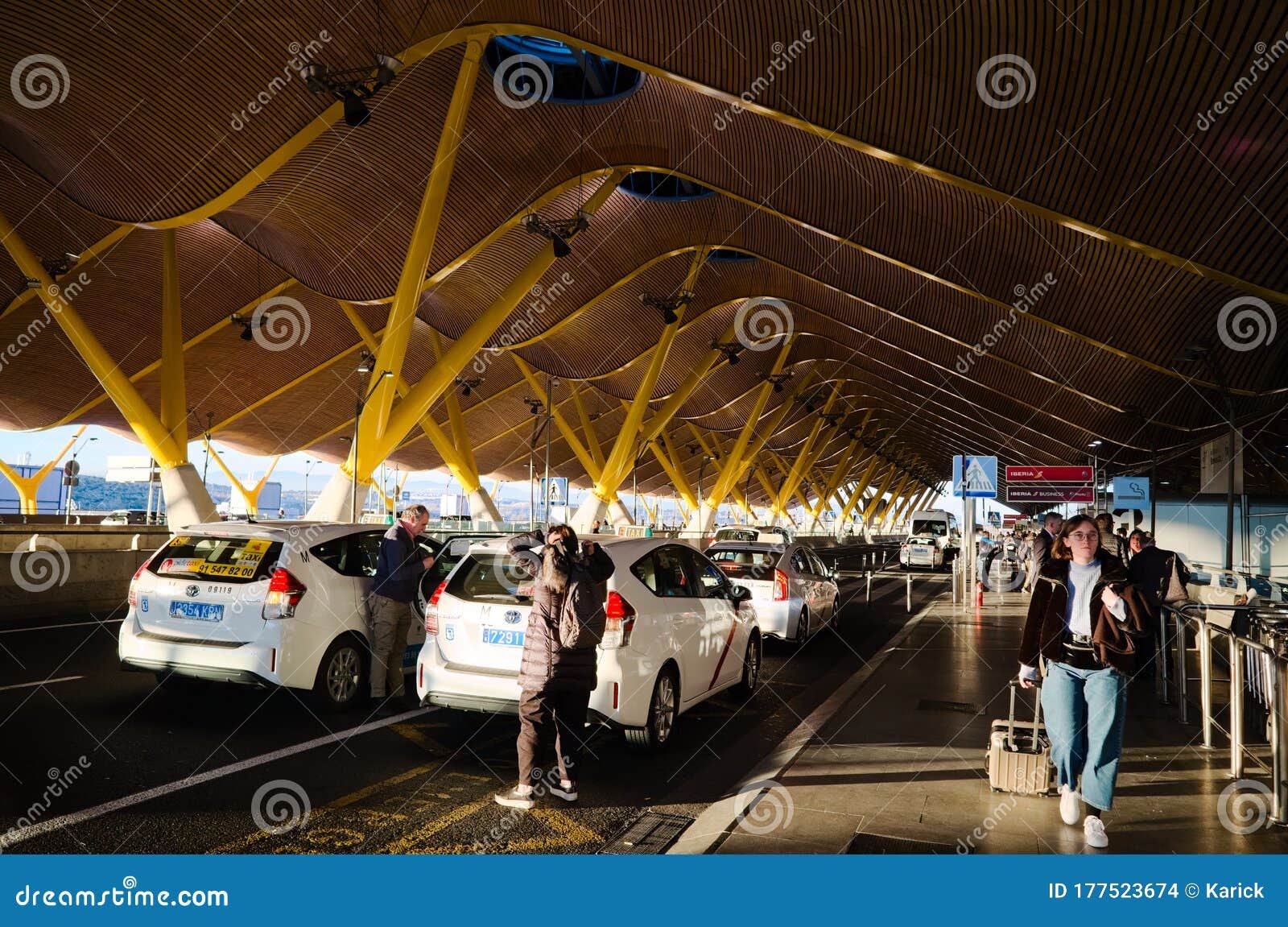 parqueo de autos en aeropuerto moderno