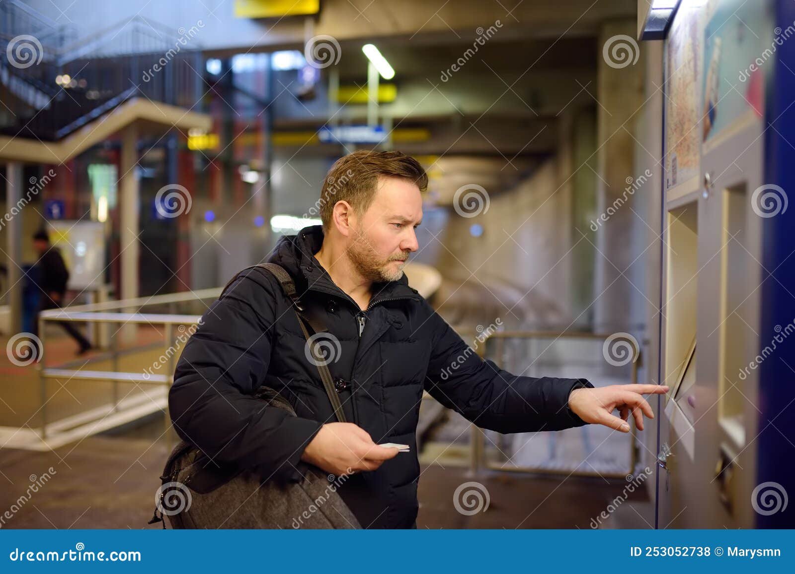 pasajero comprando billete en el tren