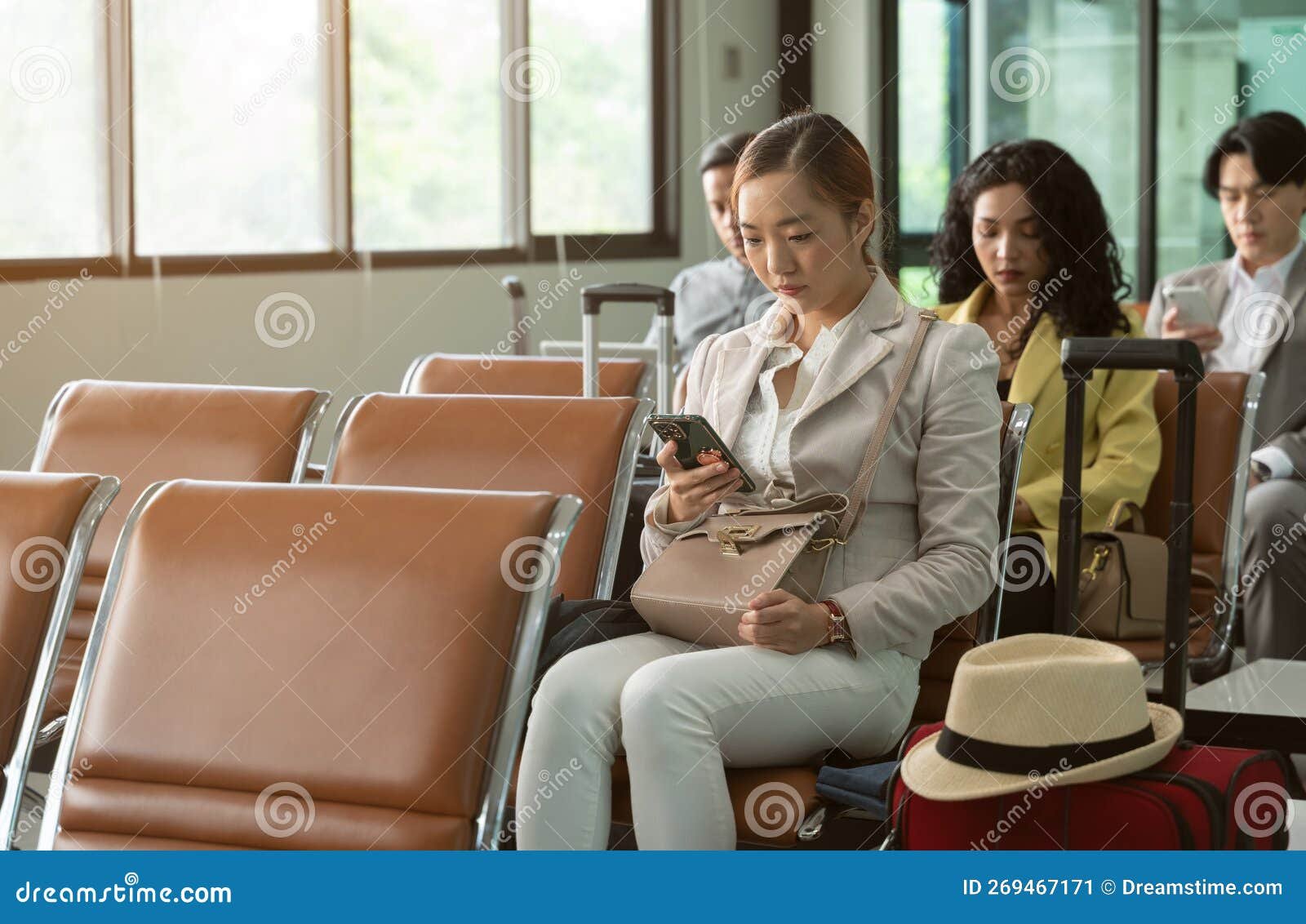 pasajeros en aeropuerto esperando su vuelo