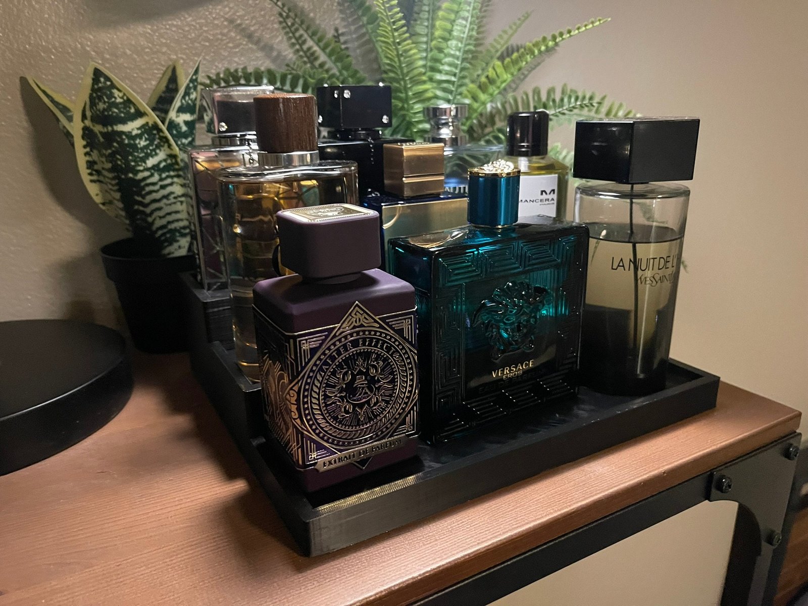 perfumes en estanteria colorida y elegante