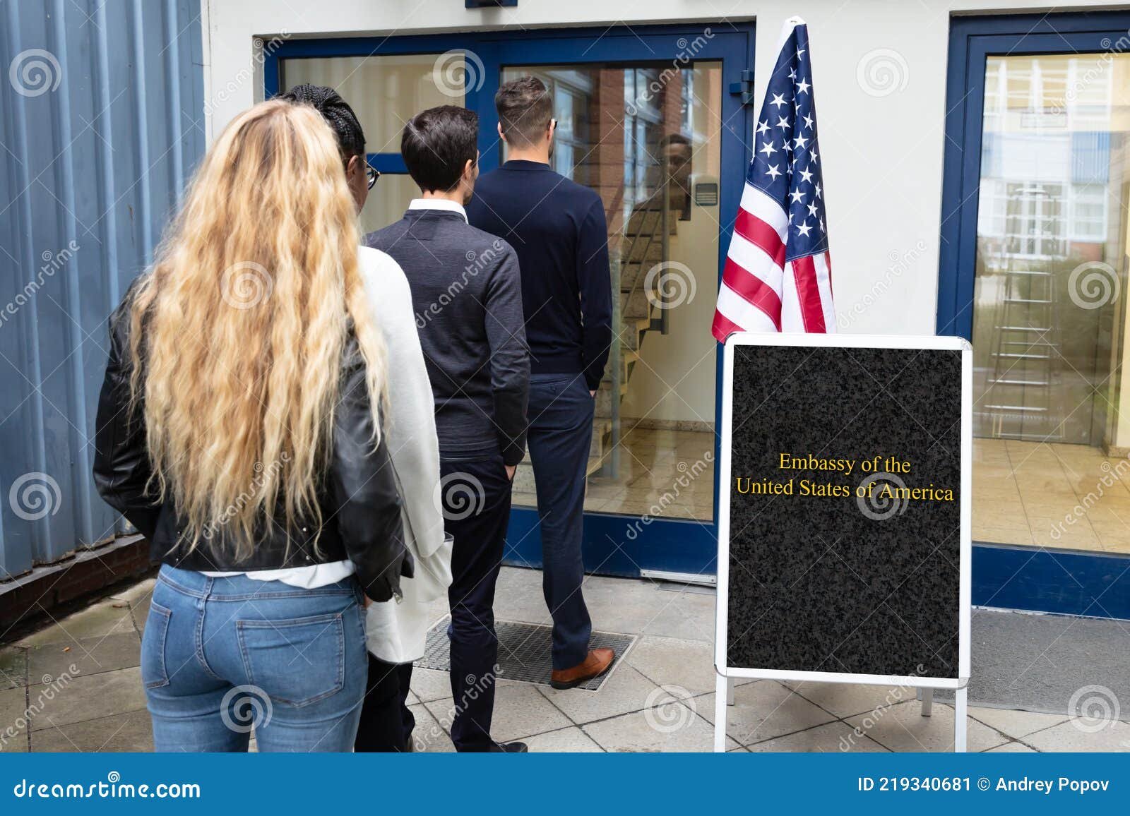 persona en la puerta de una embajada
