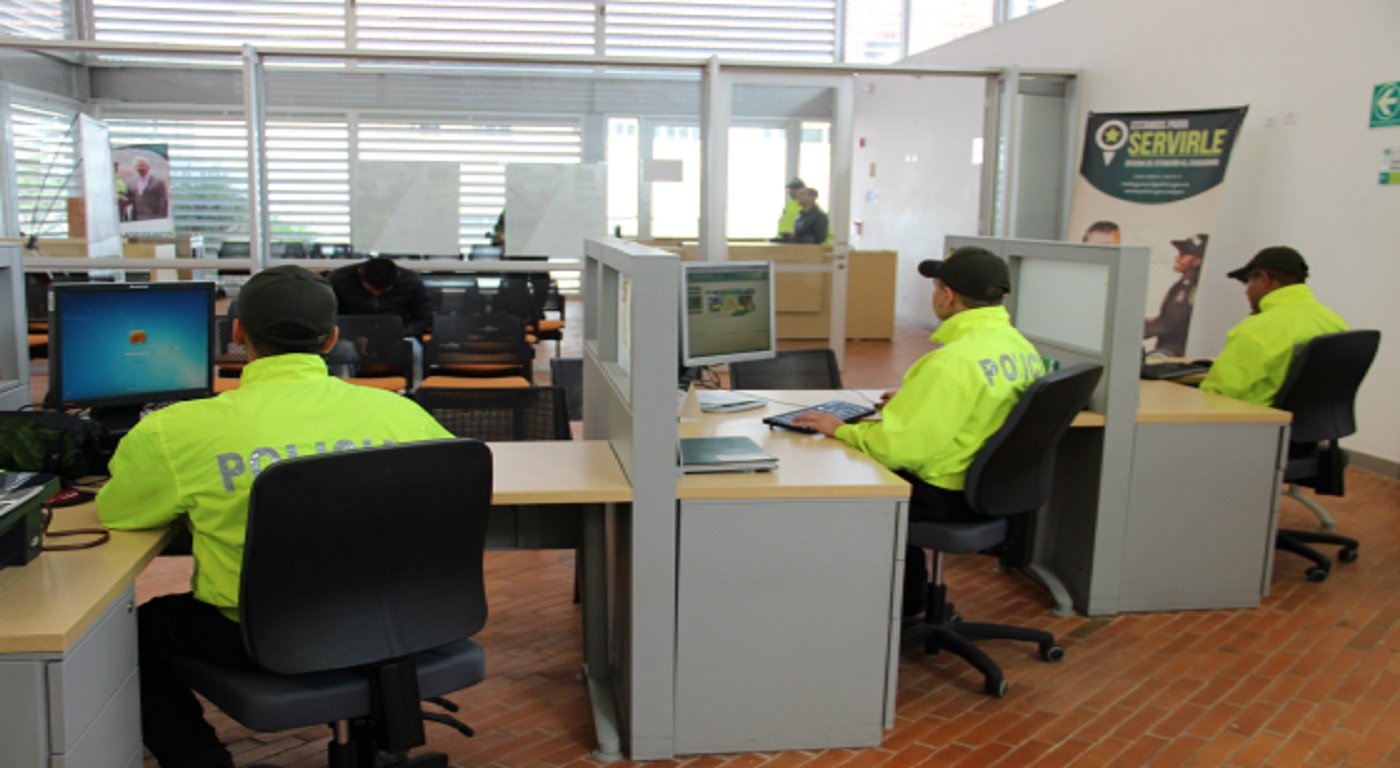 persona haciendo una denuncia en linea