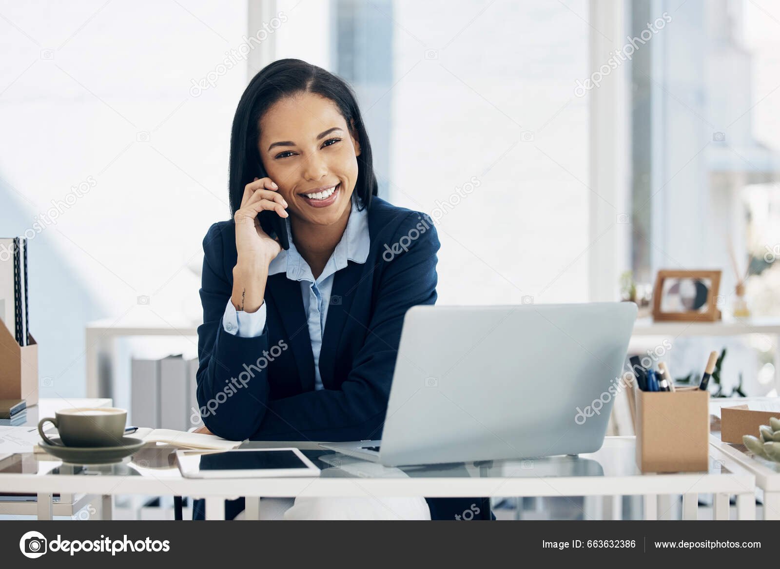 persona haciendo una llamada telefonica 1