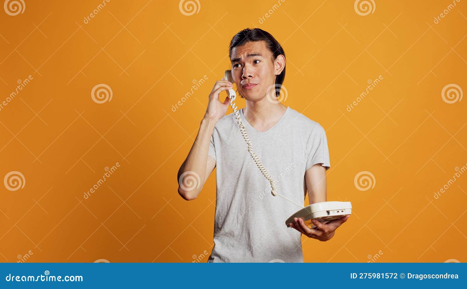 persona haciendo una llamada telefonica