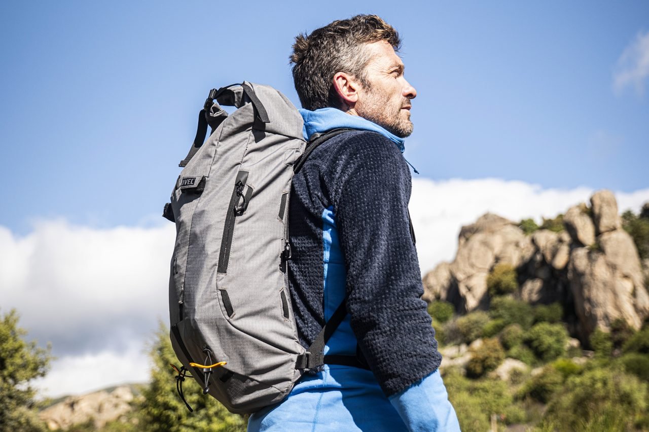 persona probandose ropa de senderismo