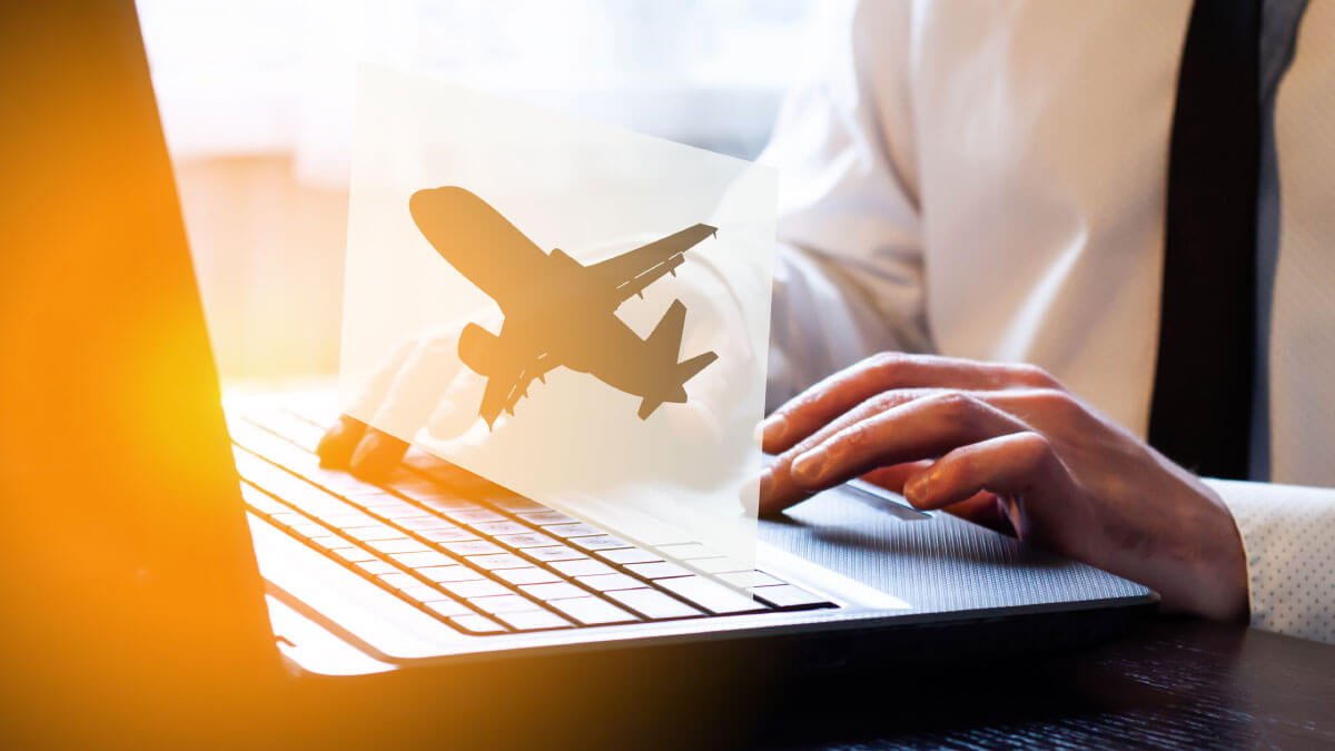 persona revisando opciones de vuelos online