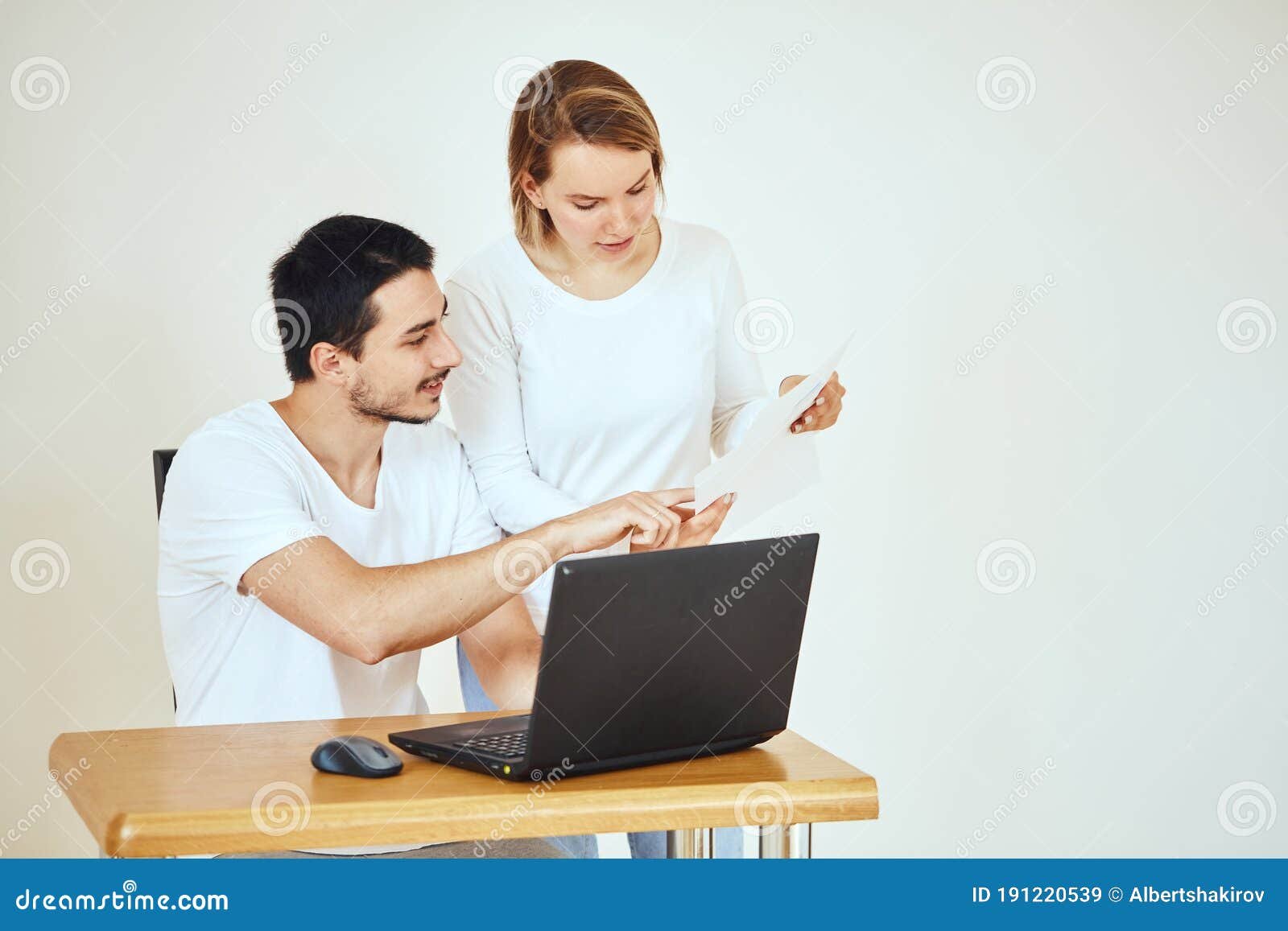 persona revisando su cuenta en linea