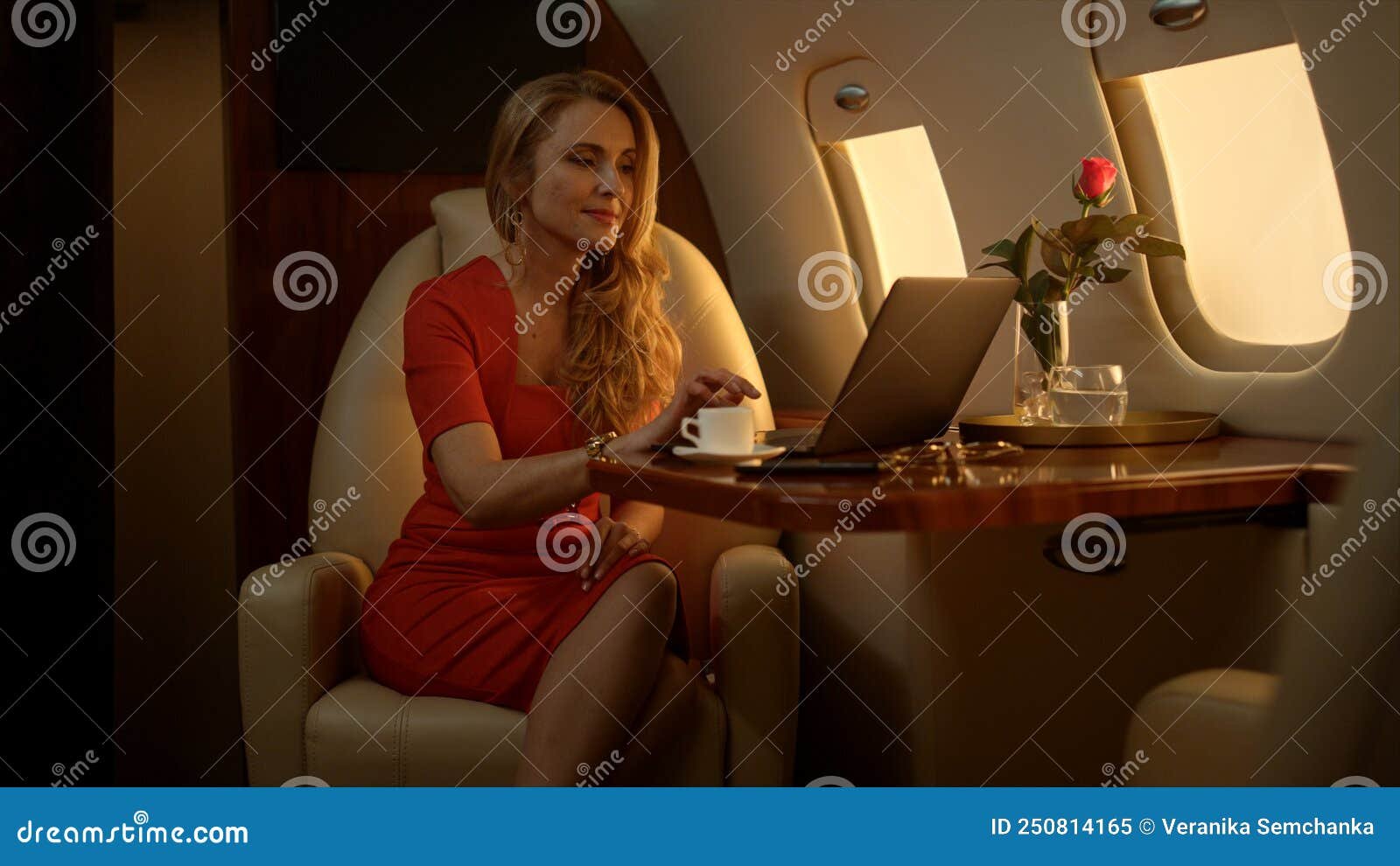 persona revisando vuelos en una computadora