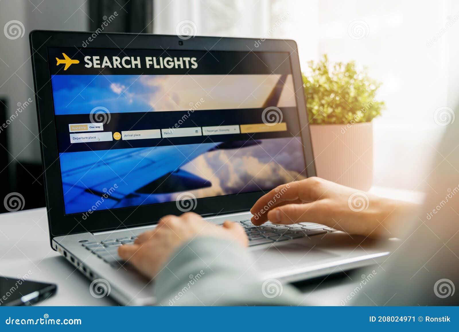 persona usando laptop con mapa de vuelos