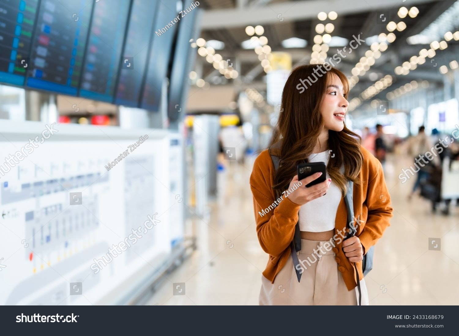 persona usando un dispositivo movil en aeropuerto