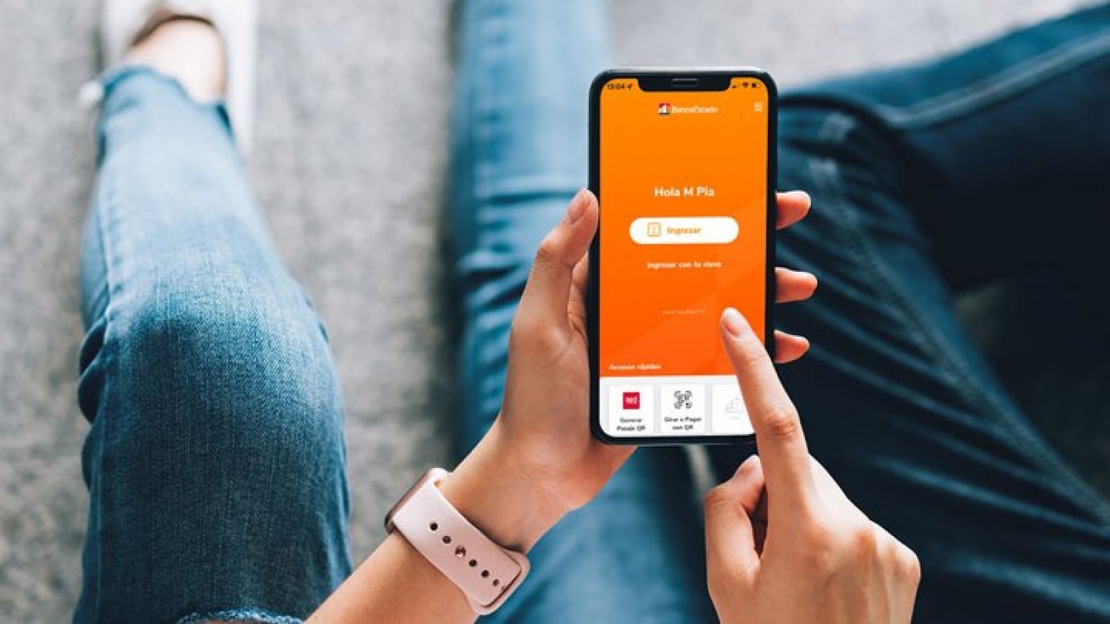 persona usando un movil para consultar saldo