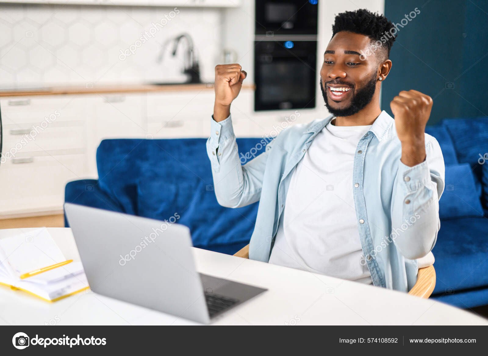 persona usando un ordenador con entusiasmo