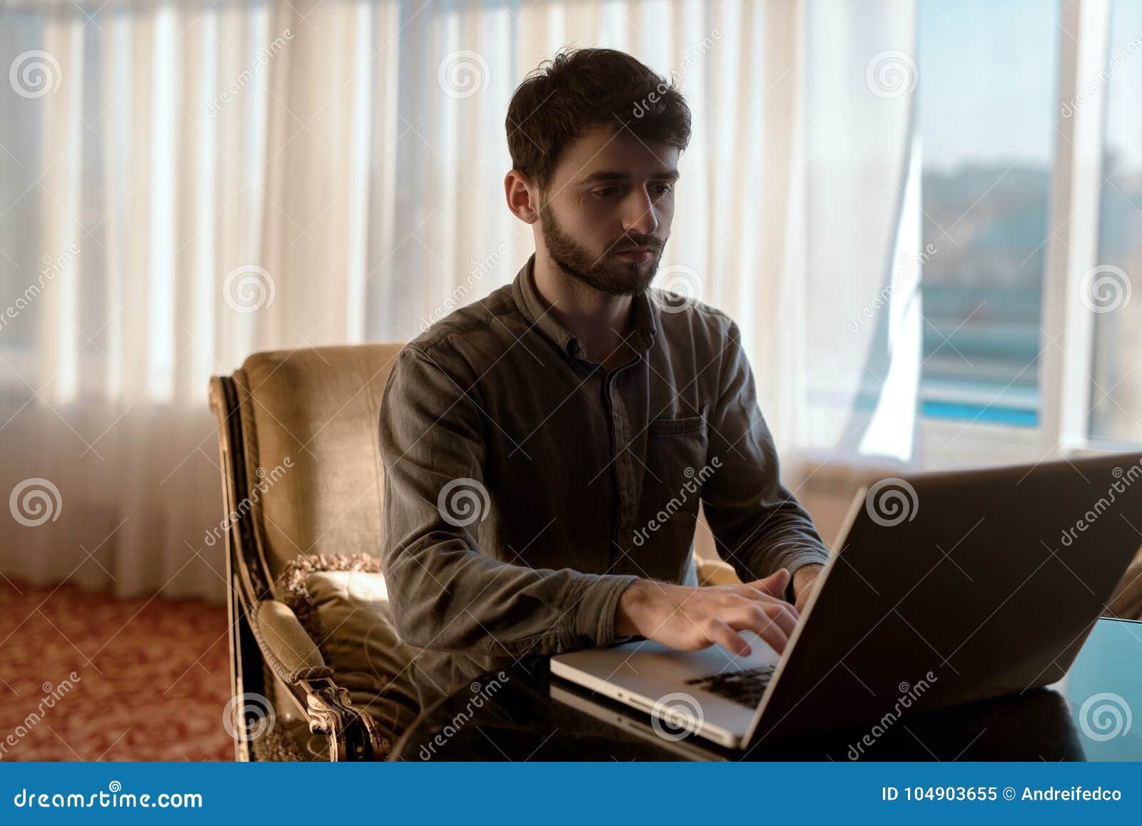 persona usando un ordenador en casa