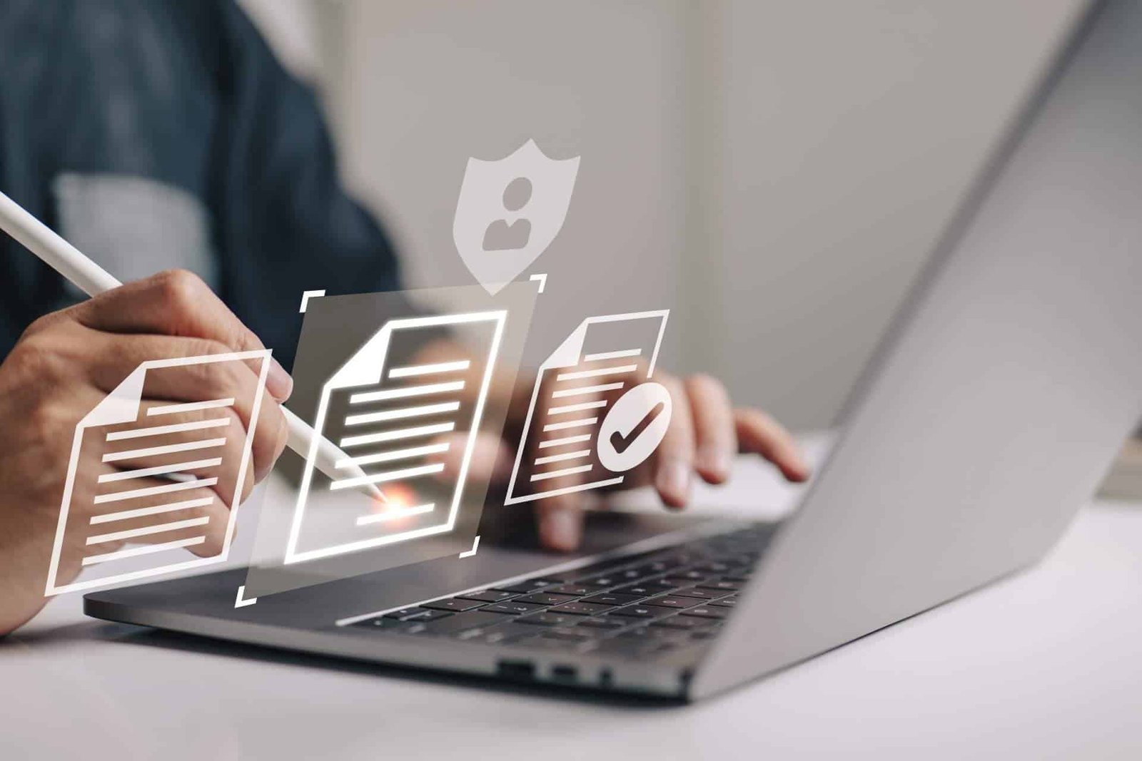 persona usando un ordenador para gestionar tramites