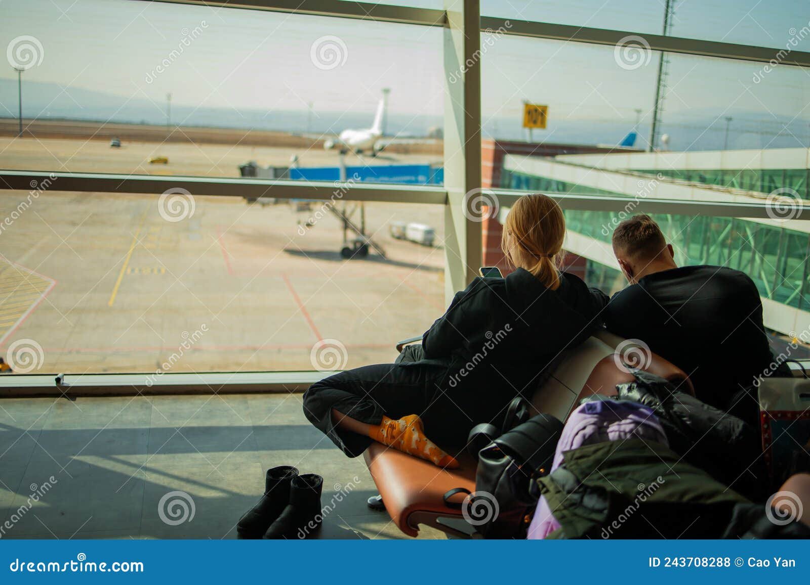persona usando un telefono en el aeropuerto 3